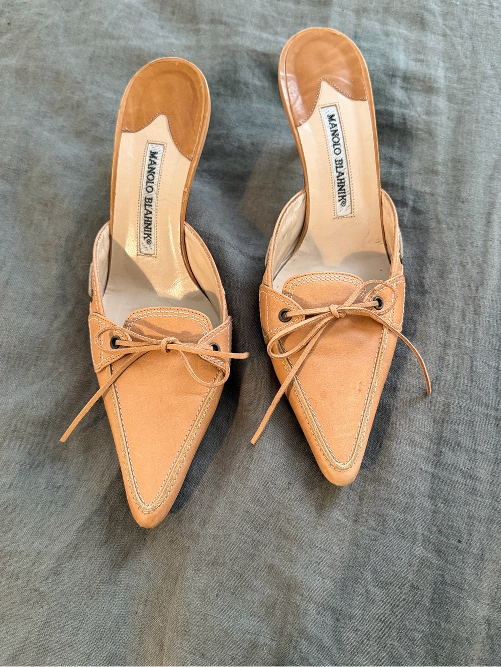 Manolo Blahnik Tan Pointed-Toe Leather Bow Mules
